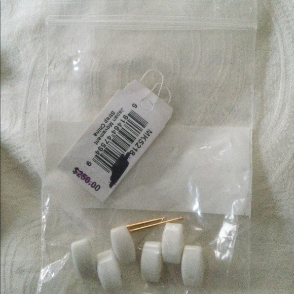 EUC Michael Kors white resin watch with gold detail. - Picture 4 of 9